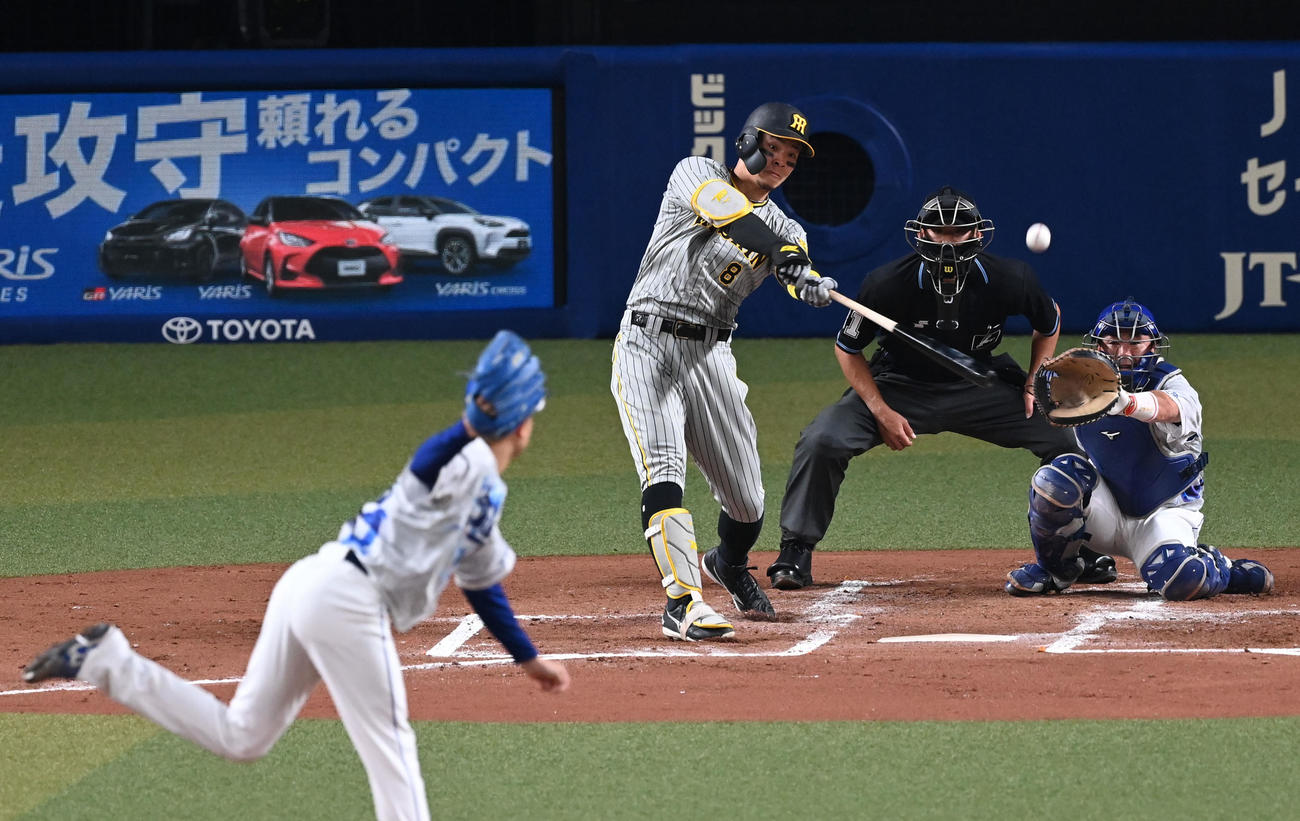 中日対阪神　2回表阪神無死、佐藤輝は中三塁打を放つ。投手松葉（撮影・前岡正明）