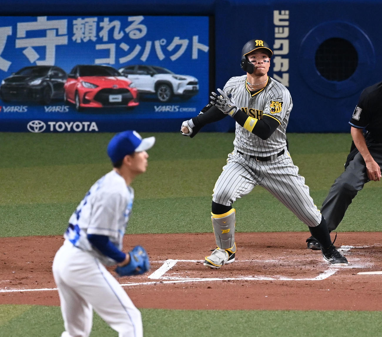 中日対阪神　2回表阪神無死、佐藤輝は左中間へ三塁打を放つ。投手松葉（撮影・前岡正明）