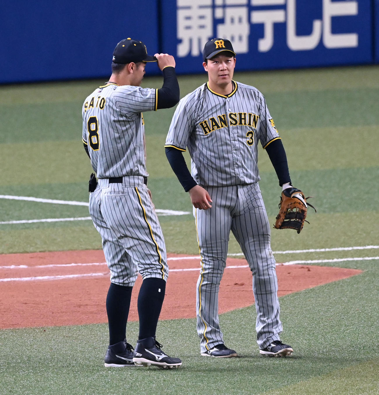 中日対阪神　6回、守備の前に話す佐藤輝（左）と大山（撮影・前岡正明）