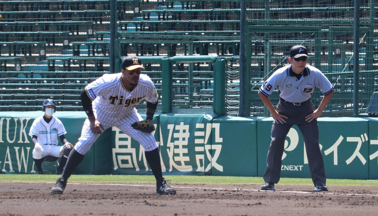 一塁の守備につく阪神ジェフリー・マルテ内野手（30）（左）（撮影・三宅ひとみ）
