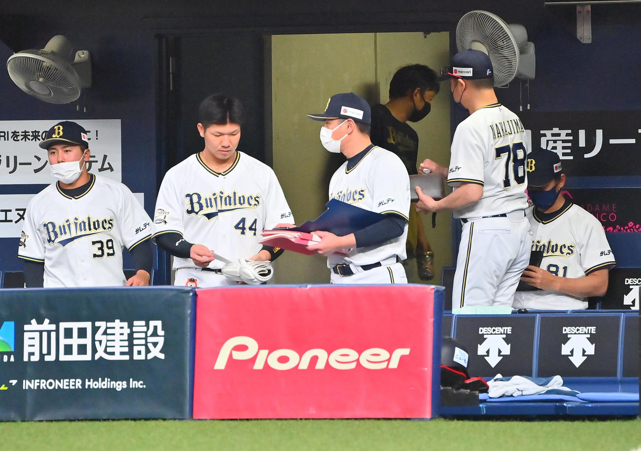 オリックス対楽天　楽天に連敗し引き揚げるオリックス中嶋監督（撮影・和賀正仁）