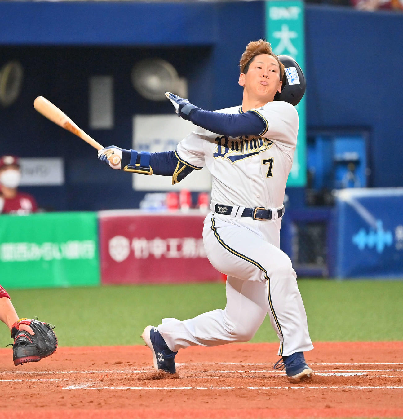 オリックス対楽天　2回裏オリックス無死、空振りしヘルメットが落ちる吉田正（撮影・和賀正仁）