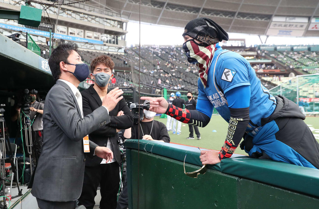 西武対日本ハム　春季キャンプで臨時コーチを務めた赤星氏（左）武井氏（左から2人目）と話す新庄監督（撮影・黒川智章）