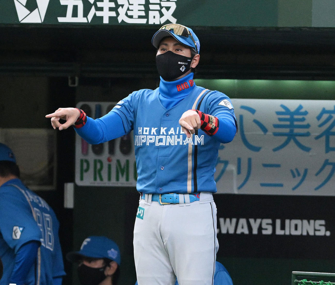 西武対日本ハム　6回表、リクエストを要求する日本ハム新庄監督（撮影・滝沢徹郎）