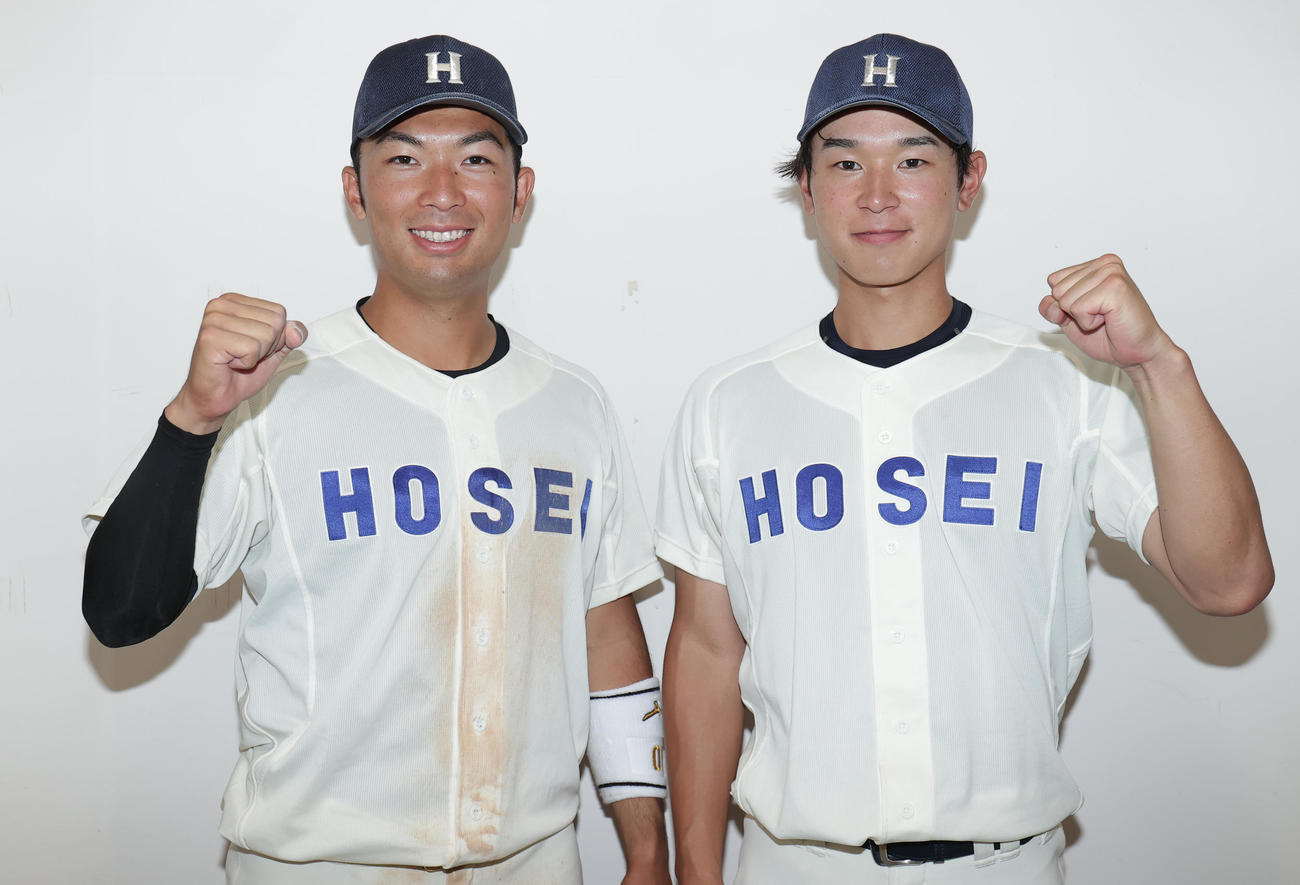 法大対明大　3－1で勝利し、笑顔でガッツポーズの法大・斎藤大（左）と塙（撮影・野上伸悟）