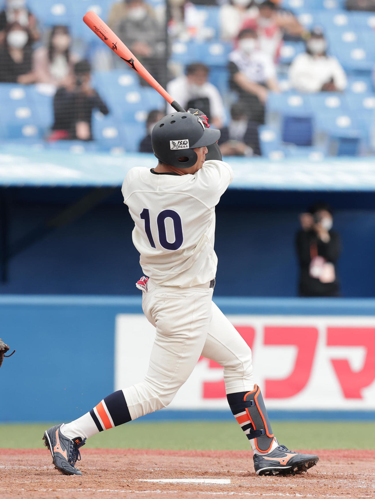 法大対明大　8回表法大1死二塁、中適時二塁打を放つ斎藤大（撮影・野上伸悟）