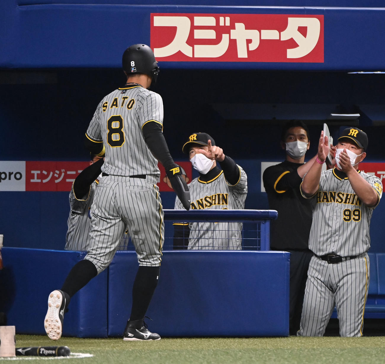 中日対阪神　2回表阪神1死三塁、大山の中前安打で生還した佐藤輝を迎える矢野監督（中央）（撮影・森本幸一）