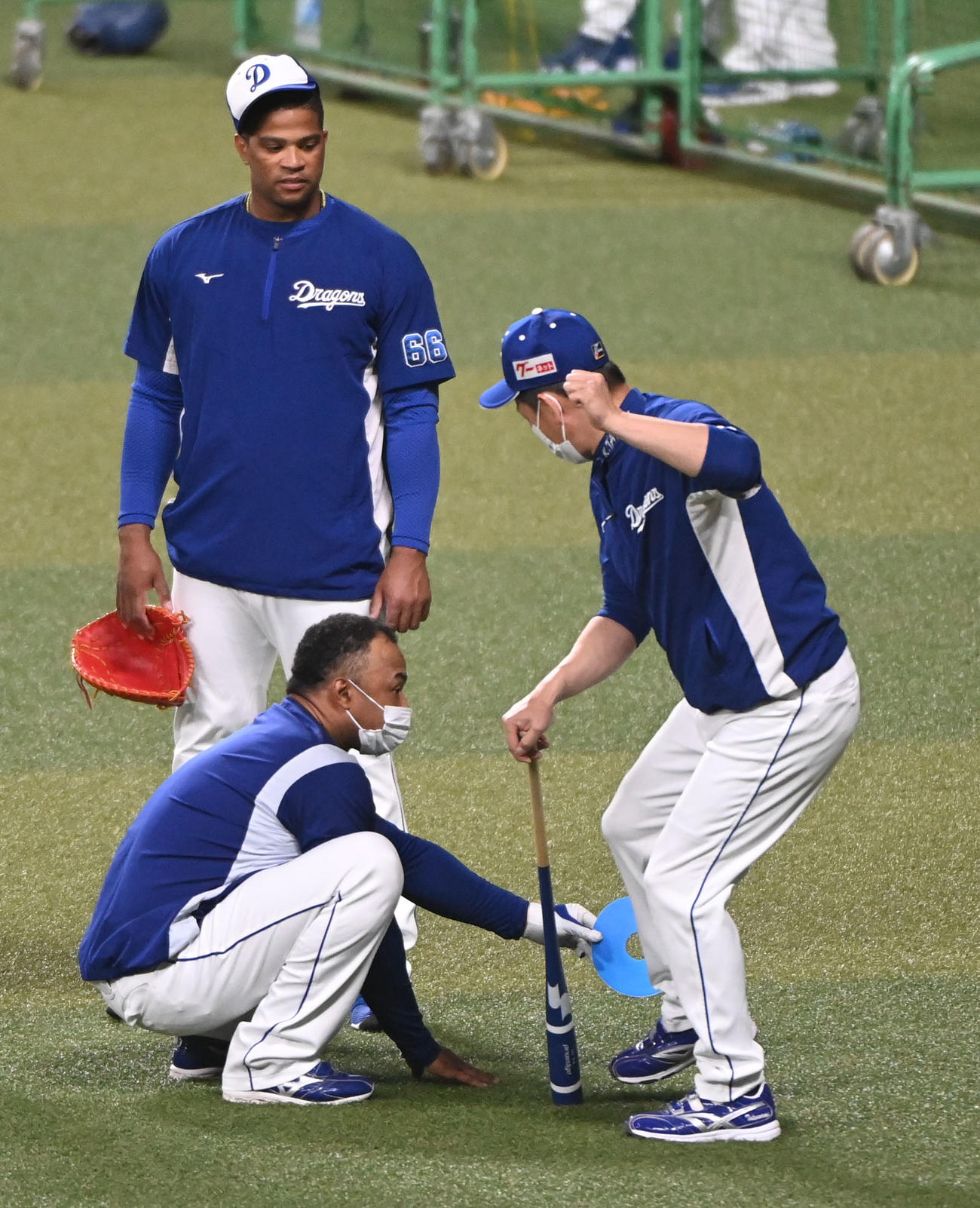 試合前、立浪監督（右）のアドバイスを聞くビシエド（左）（撮影・森本幸一）