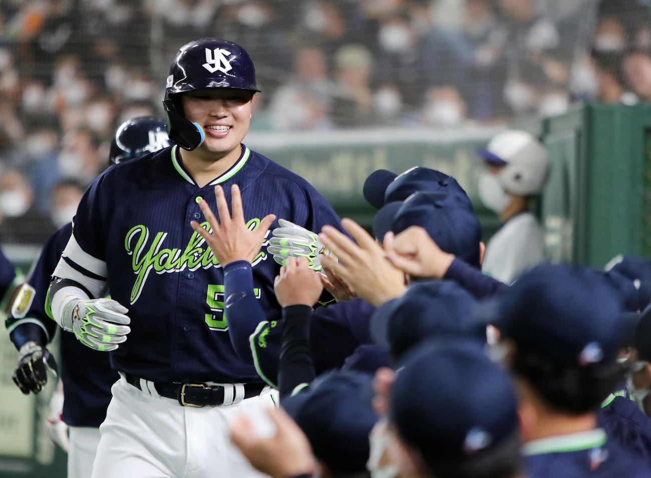 巨人対ヤクルト　3回表ヤクルト無死満塁、村上は右越え満塁本塁打を放ちベンチ前で喜ぶ（撮影・鈴木正人）