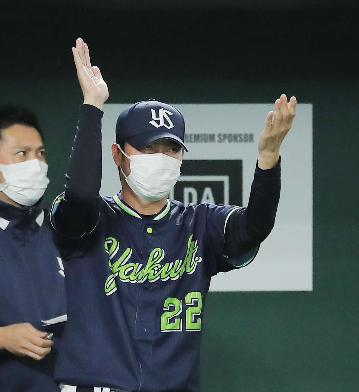 巨人対ヤクルト　3回表ヤクルト無死満塁、村上が右越え満塁本塁打をを放ち、手をたたく高津監督（撮影・河田真司）