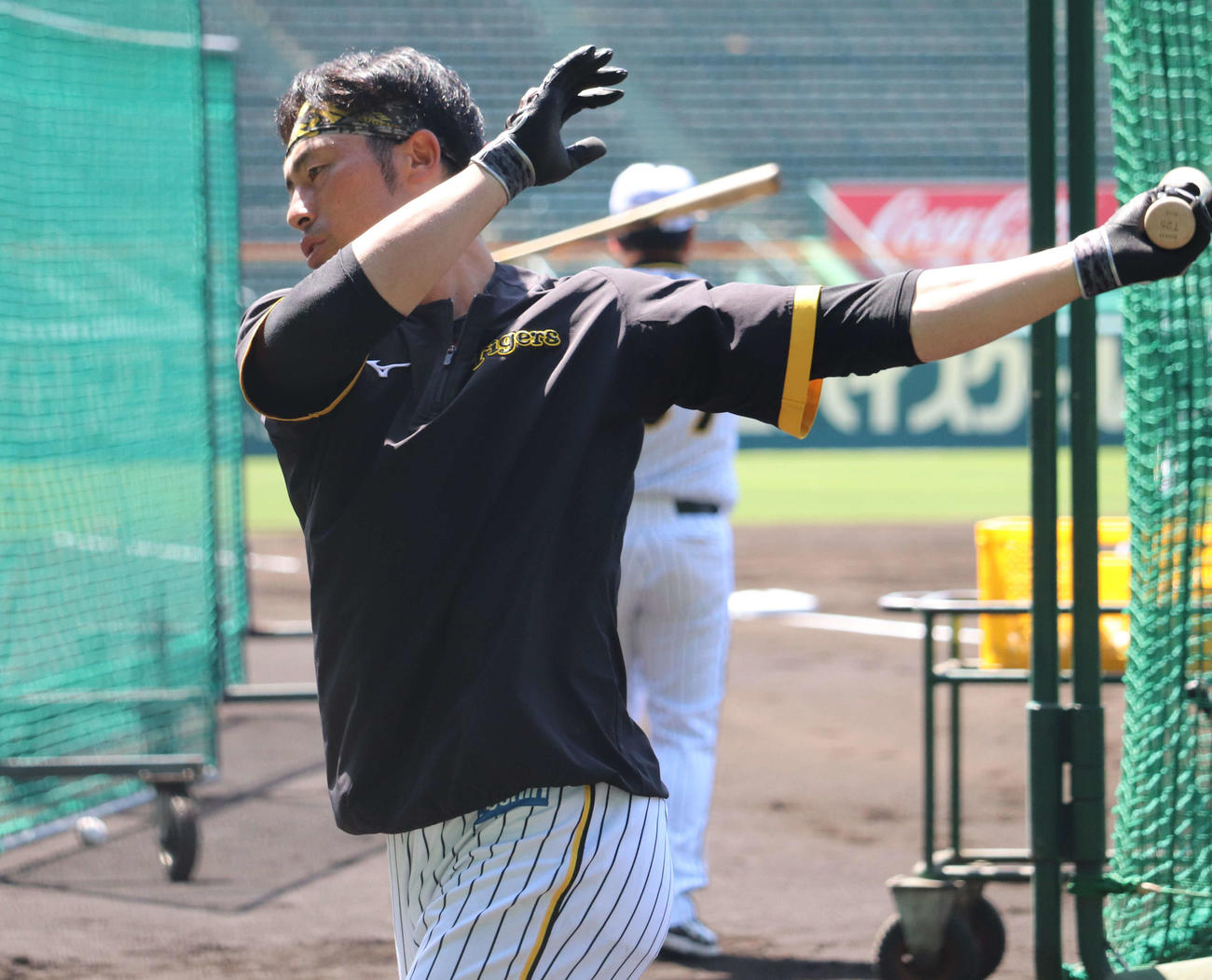 ティー打撃中の江越大賀外野手（29）（撮影・三宅ひとみ）