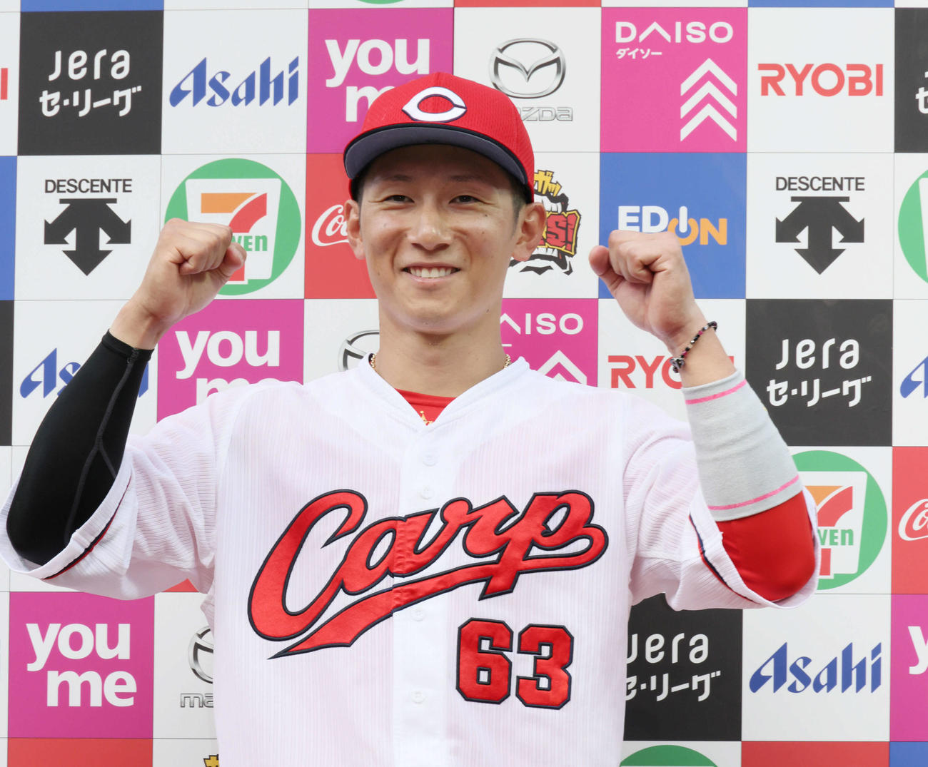 広島対DeNA　サヨナラ本塁打の西川はお立ち台でポーズを決める（撮影・加藤孝規）