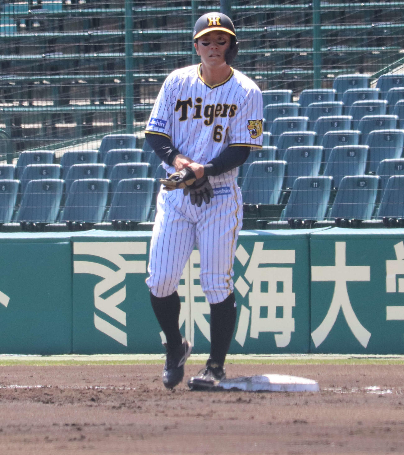 左前打で出塁したドラフト6位の豊田寛外野手（24）（撮影・三宅ひとみ）