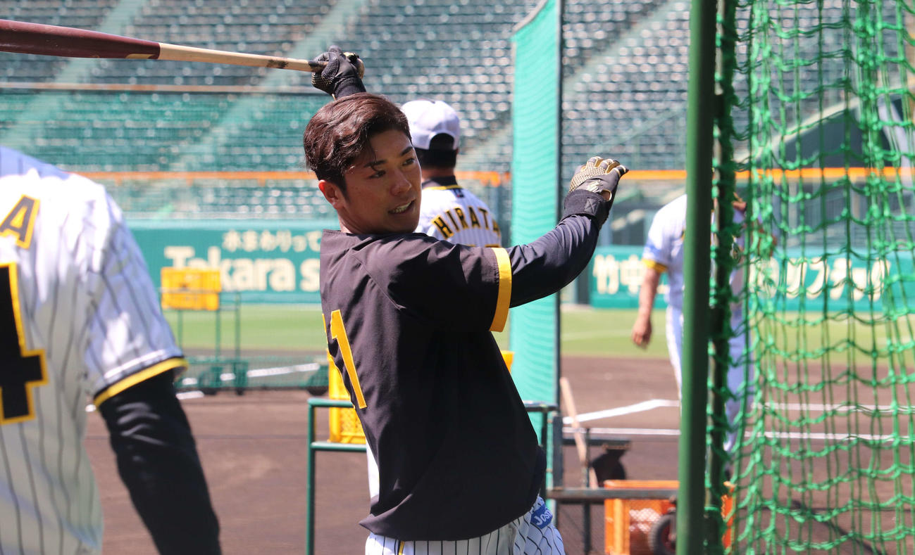ティー打撃中のドラフト6位の豊田寛外野手（24）（撮影・三宅ひとみ）
