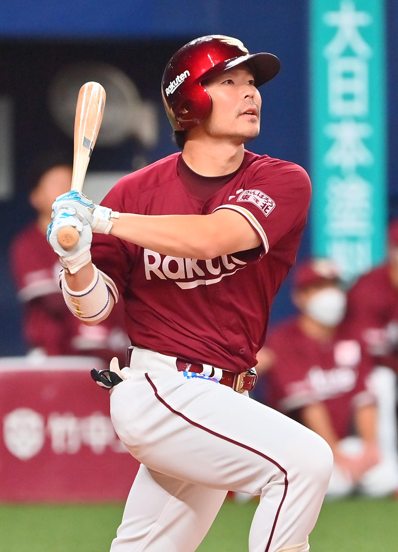 オリックス対楽天　7回表楽天無死二、三塁、右翼に2点適時二塁打を放つ島内（撮影・和賀正仁）