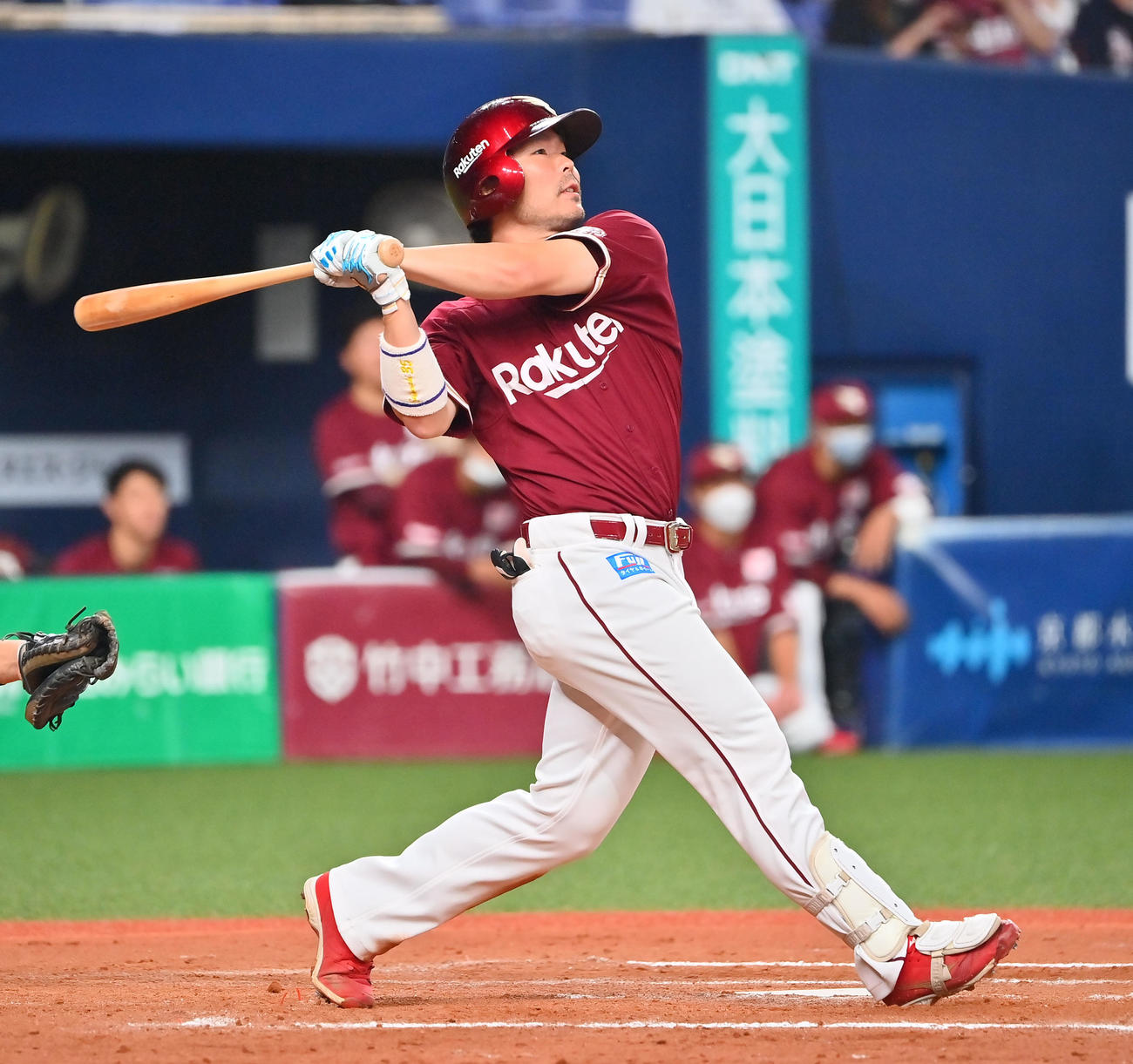 オリックス対楽天　7回表楽天無死二、三塁、右翼に2点適時二塁打を放つ島内（撮影・和賀正仁）
