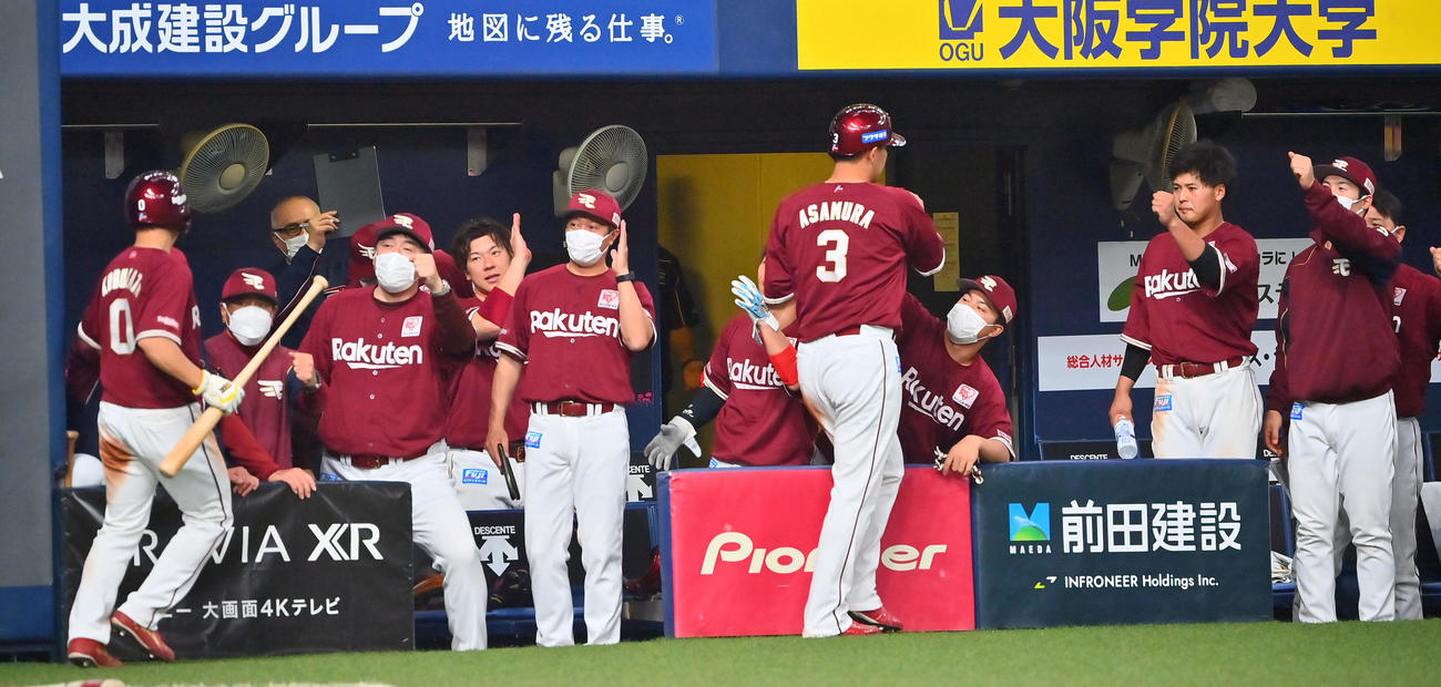 オリックス対楽天　7回表楽天無死二、三塁、島内の2点適時打で生還した楽天浅村と小深田を迎えるナイン（撮影・和賀正仁）