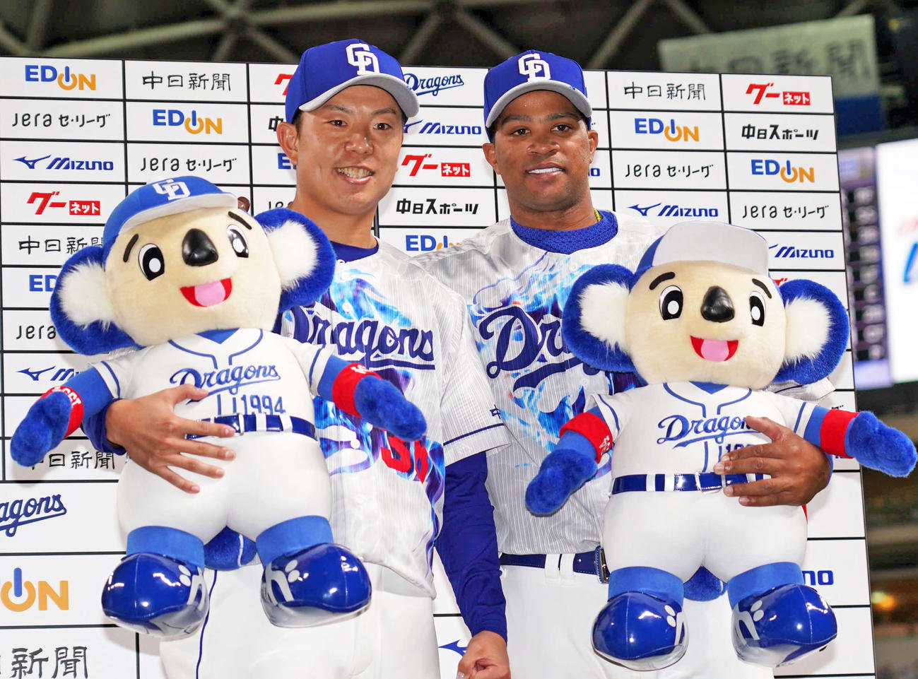 ヒーローインタビューを終えポーズを決める松葉（左）とビシエド（撮影・森本幸一）