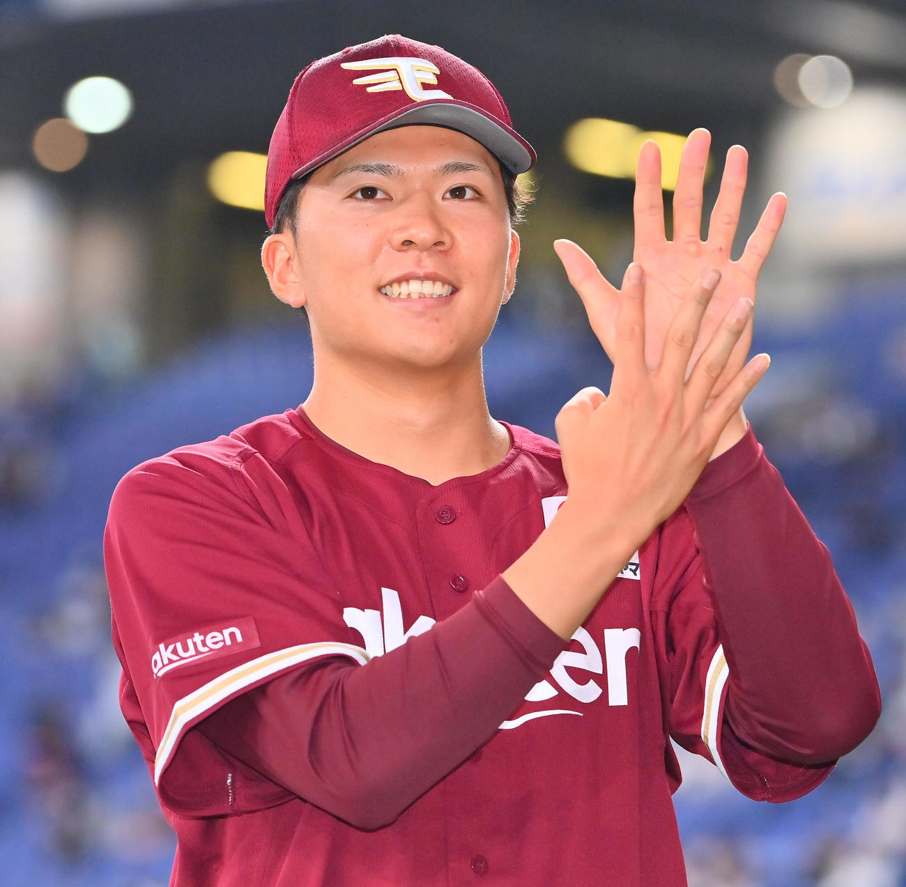 オリックス対楽天　オリックスを破り9連勝を達成、両手で「9」を作る楽天早川（撮影・和賀正仁）