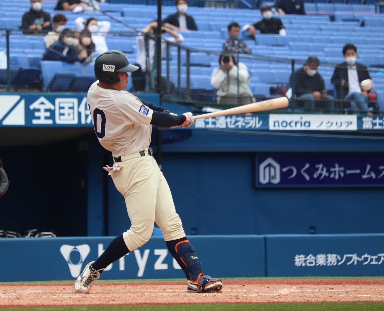 桐蔭横浜大対横浜国大　5回表桐蔭横浜大無死、左線へ二塁打を放つ3番の吉田賢吾捕手（撮影・阿部泰斉）