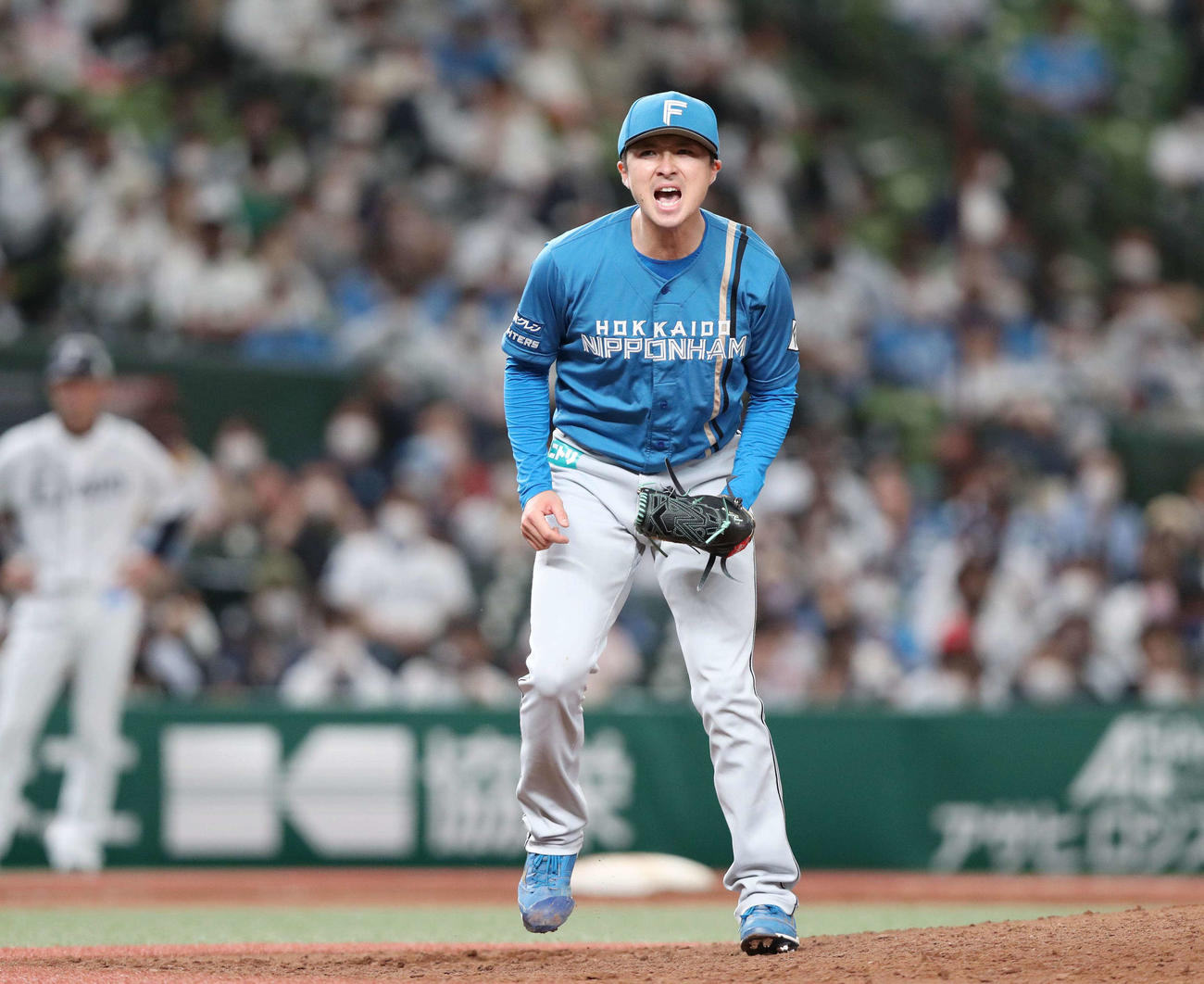 西武対日本ハム　7回裏西武2死、古賀を三振にとり叫ぶ上沢（撮影・黒川智章）