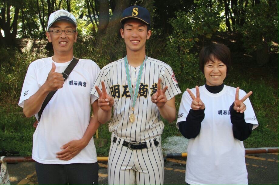 明石商（兵庫）時代の巨人山崎伊（中央）と父厚志さん（左）、母美佐さん（家族提供）