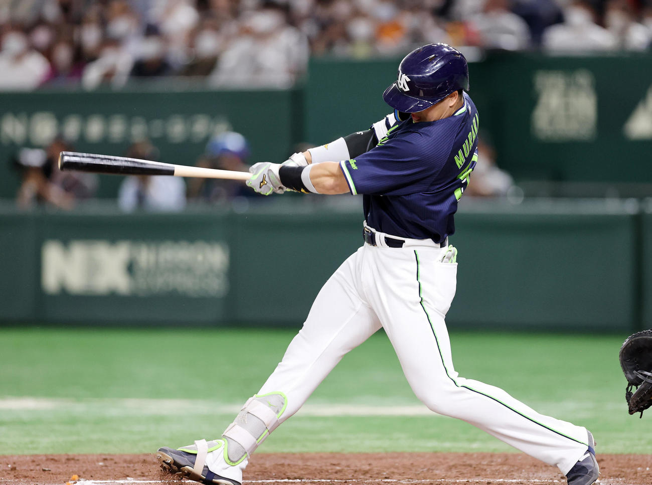 巨人対ヤクルト　3回表ヤクルト無死満塁、村上は右越え満塁本塁打を放つ（撮影・鈴木正人）