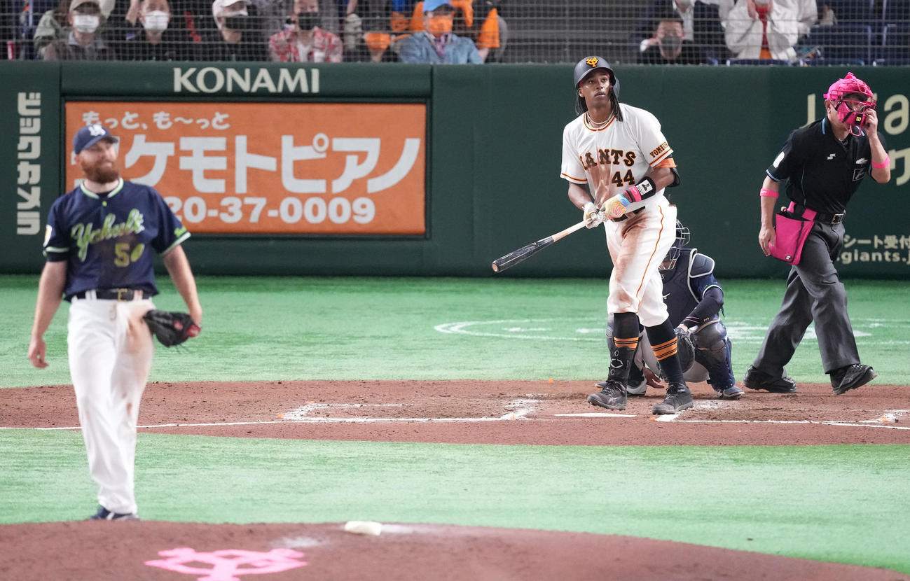 巨人対ヤクルト　6回裏巨人無死一塁、左中間に2点本塁打を放つウォーカー。投手サイスニード（撮影・鈴木みどり）