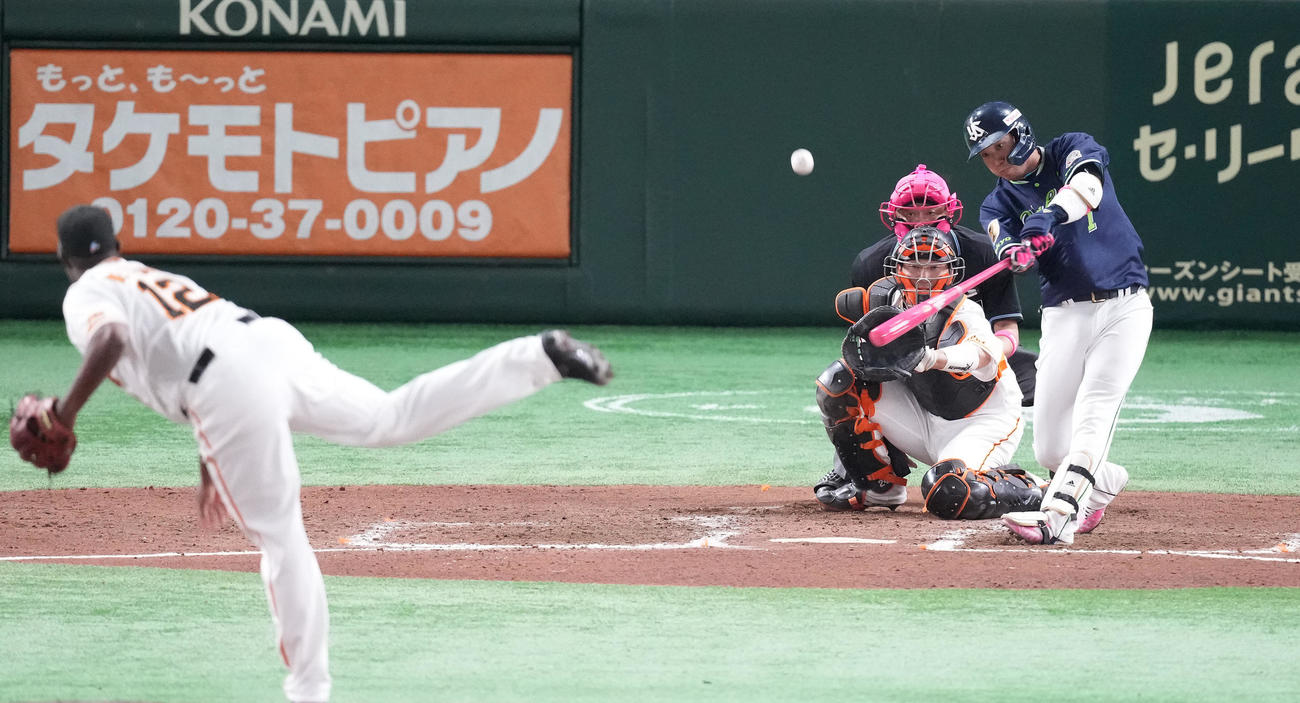 巨人対ヤクルト　7回表ヤクルト1死満塁、右犠飛を放つ山田。デラロサ（撮影・鈴木みどり）