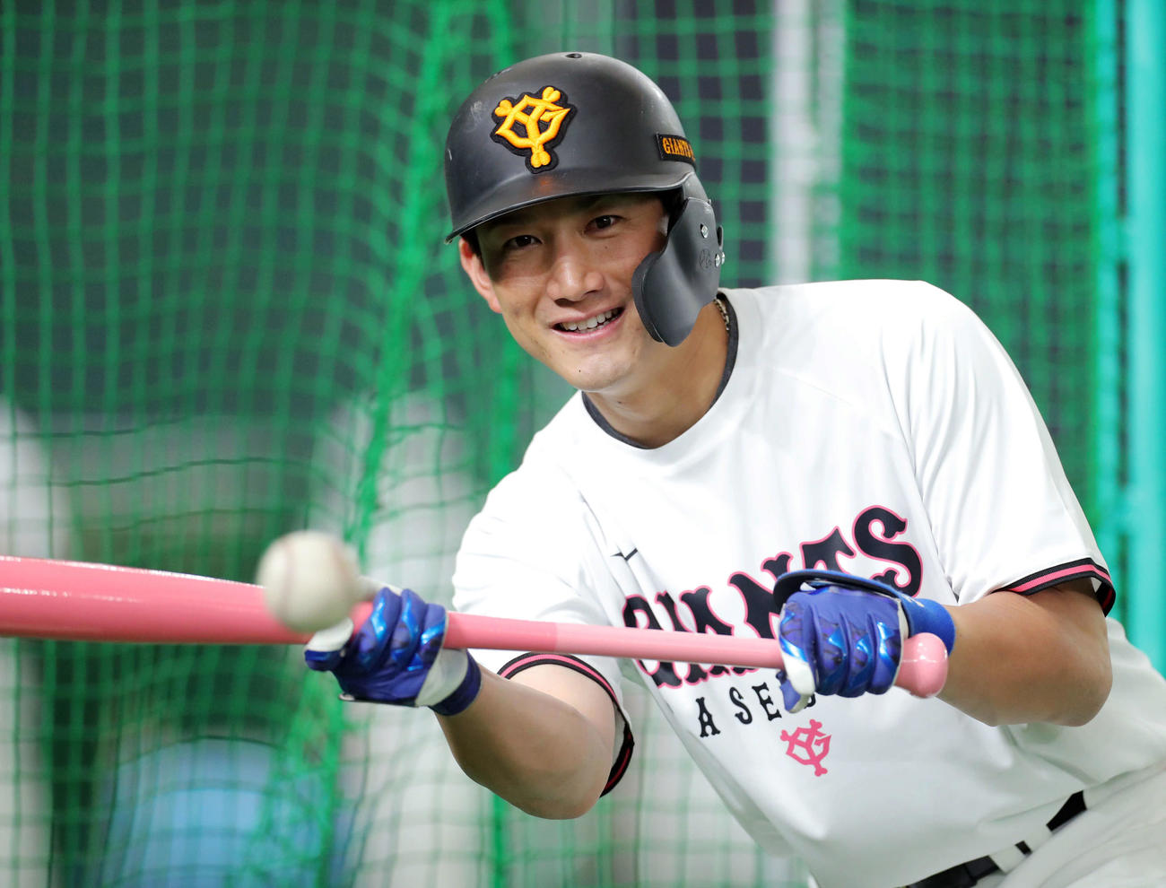 巨人対ヤクルト　試合前、笑顔で練習に臨む巨人小林（撮影・河田真司）