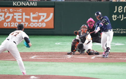 巨人対ヤクルト　4回表ヤクルト1死二塁、先制の中前適時打を放つ浜田。投手高橋（撮影・鈴木みどり）