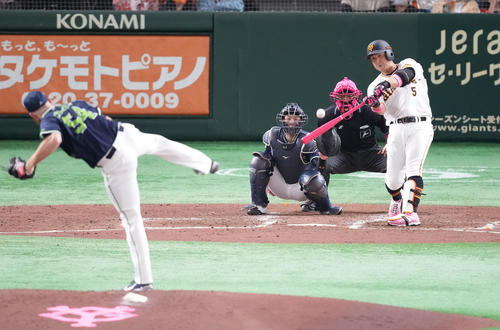 巨人対ヤクルト　4回裏巨人1死二、三塁、中犠飛を放つ中島。投手サイスニード（撮影・鈴木みどり）