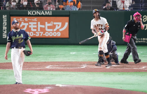 巨人対ヤクルト　6回裏巨人無死一塁、左中間に2点本塁打を放つウォーカー。投手サイスニード（撮影・鈴木みどり）