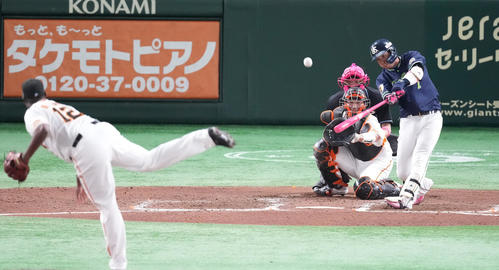 巨人対ヤクルト　7回表ヤクルト1死満塁、右犠飛を放つ山田。デラロサ（撮影・鈴木みどり）