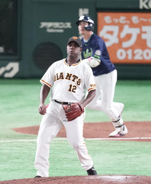 巨人対ヤクルト　7回表ヤクルト1死満塁、山田に右犠飛を浴びるデラロサ（撮影・鈴木みどり）