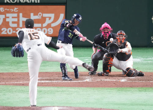 巨人対ヤクルト　9回表ヤクルト1死一、二塁、左2点適時二塁打を放つ山崎。投手大勢（撮影・鈴木みどり）