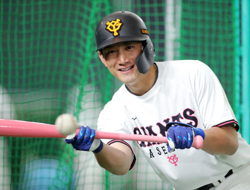 巨人対ヤクルト　試合前、笑顔で練習に臨む巨人小林（撮影・河田真司）