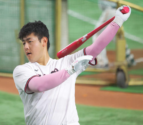 巨人対ヤクルト　試合前、練習に臨む巨人岡本和（撮影・河田真司）
