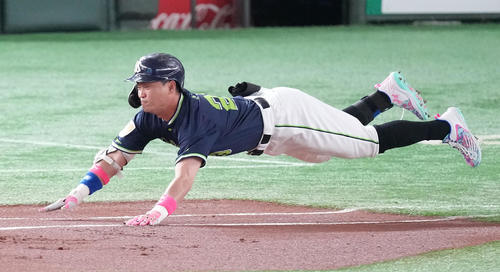 巨人対ヤクルト　1回表ヤクルト1死、内野安打を放ち一塁へヘッドスライディングする青木（撮影・鈴木みどり）