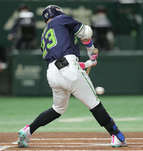 巨人対ヤクルト　1回表ヤクルト1死、三塁内野安打を放つ青木（撮影・河田真司）