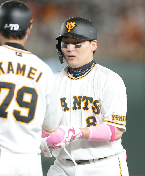 巨人対ヤクルト　1回裏巨人1死、中前打で出塁する丸（撮影・河田真司）