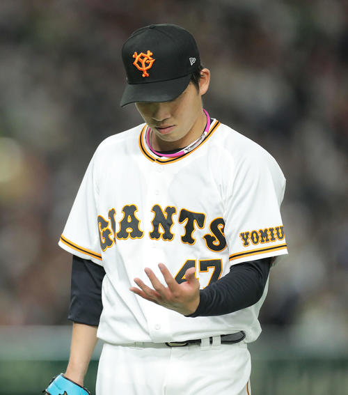 巨人対ヤクルト　2回表を抑え、手のひらを見つめる高橋（撮影・河田真司）