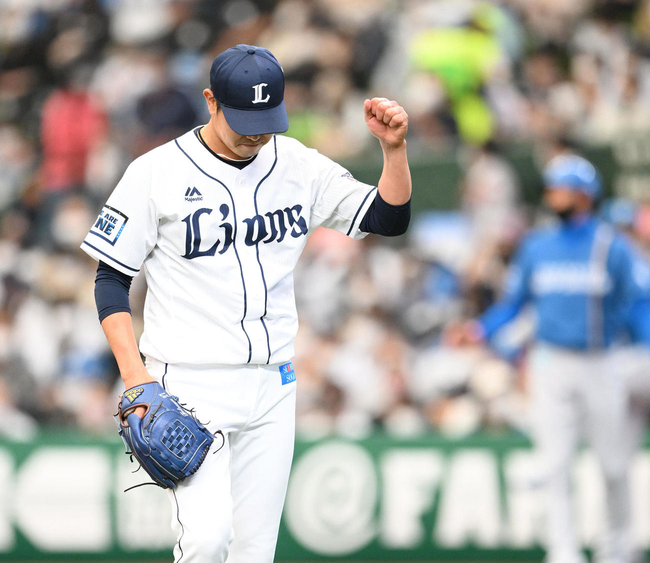 西武対日本ハム　5回を投げ終えガッツポーズする西武先発の内海（撮影・滝沢徹郎）