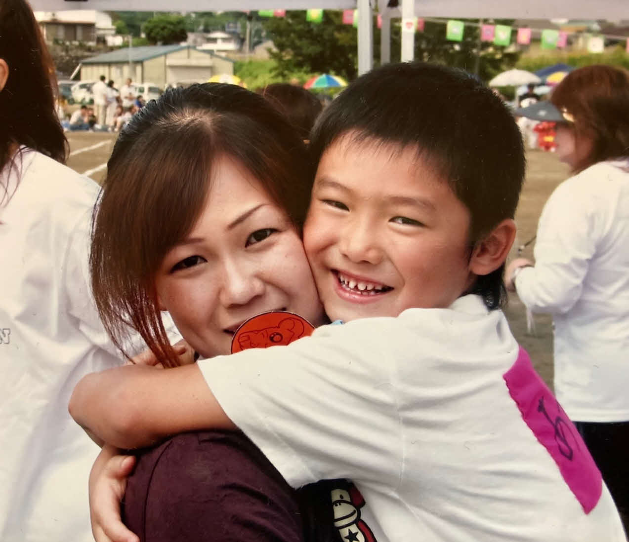 保育園年長の運動会で母衣子さん（左）に抱きつく阪神湯浅（家族提供）
