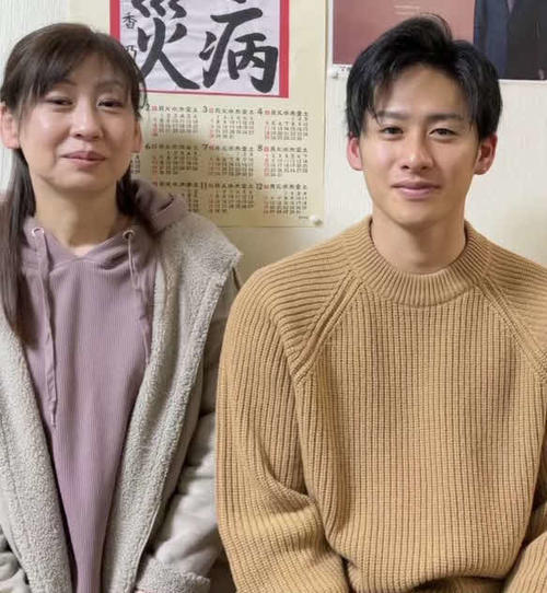 ソフトバンク板東と母美佐子さん（本人提供）