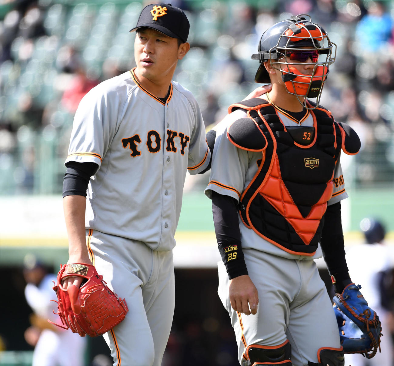 17年3月、オリックスとのオープン戦でバッテリーを組んだ巨人時代の内海（左）と宇佐見