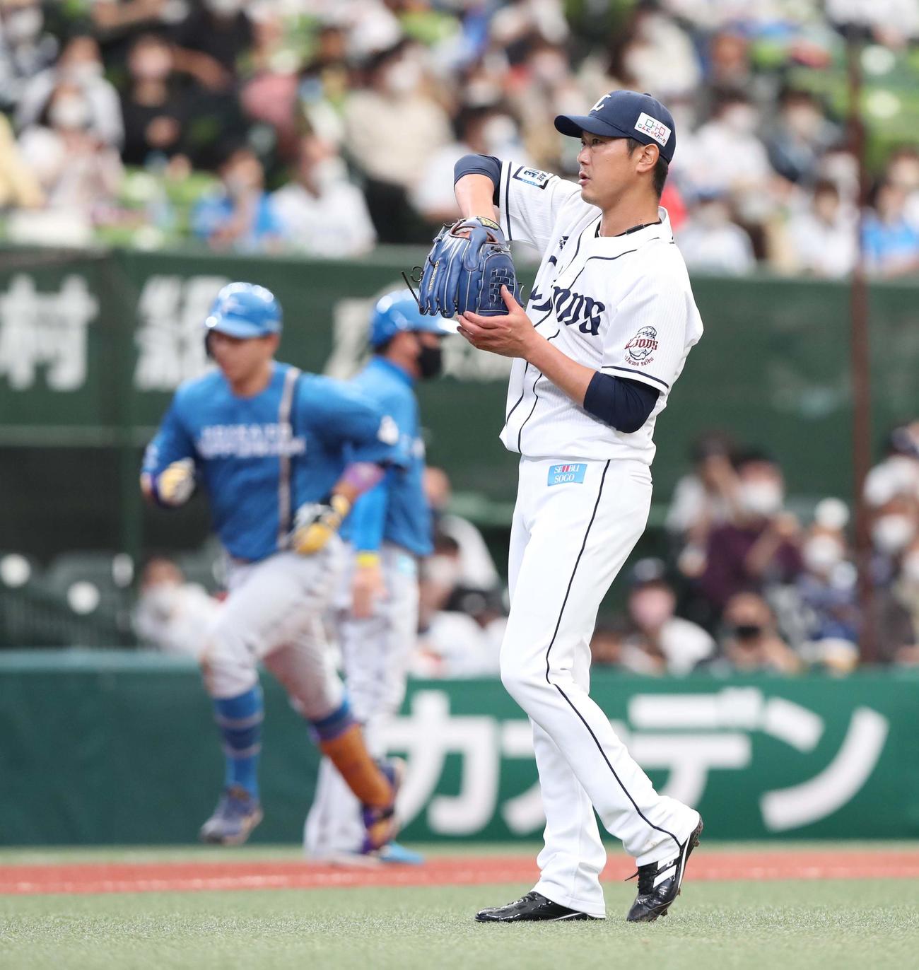 西武対日本ハム　5回表日本ハム2死、宇佐見（後方左）に右越え本塁打を浴びる内海（撮影・黒川智章）