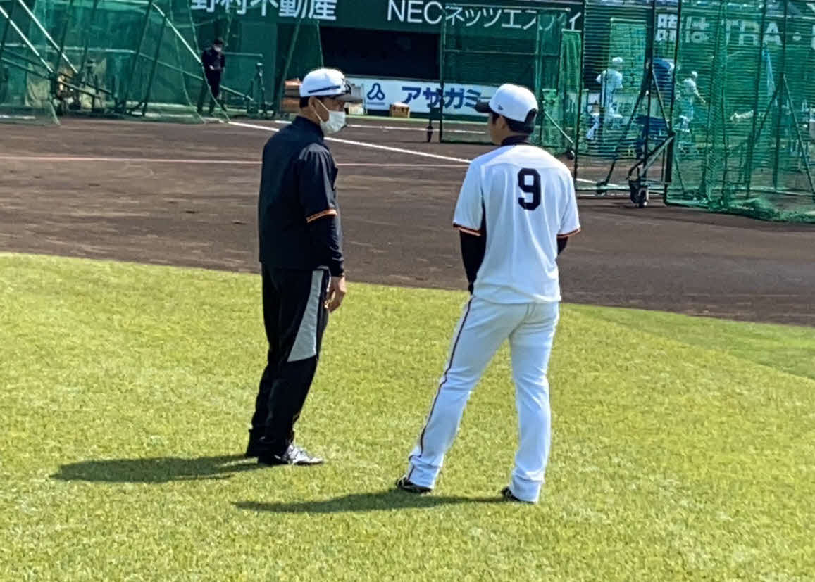 ジャイアンツ球場の2軍練習に合流した巨人松原（右）と川相ファーム総監督（撮影・小早川宗一郎）