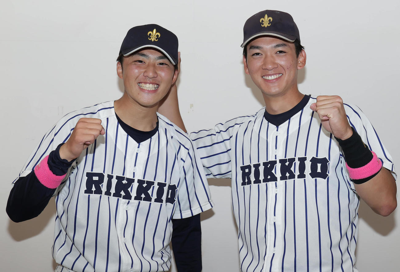 立大対東大　2戦連続勝利の立大・沖（左）は、山田主将にねぎらわれ笑顔。2人の腕には母の日のピンクリストバンドがつけられていた（撮影・野上伸悟）