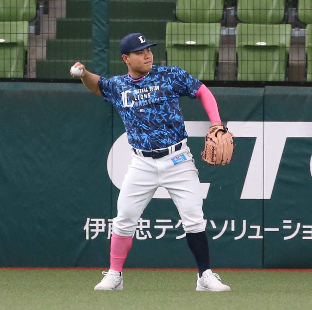 西武対日本ハム　ピンクのアームスリーブをつけキャッチボールする平良（撮影・黒川智章）